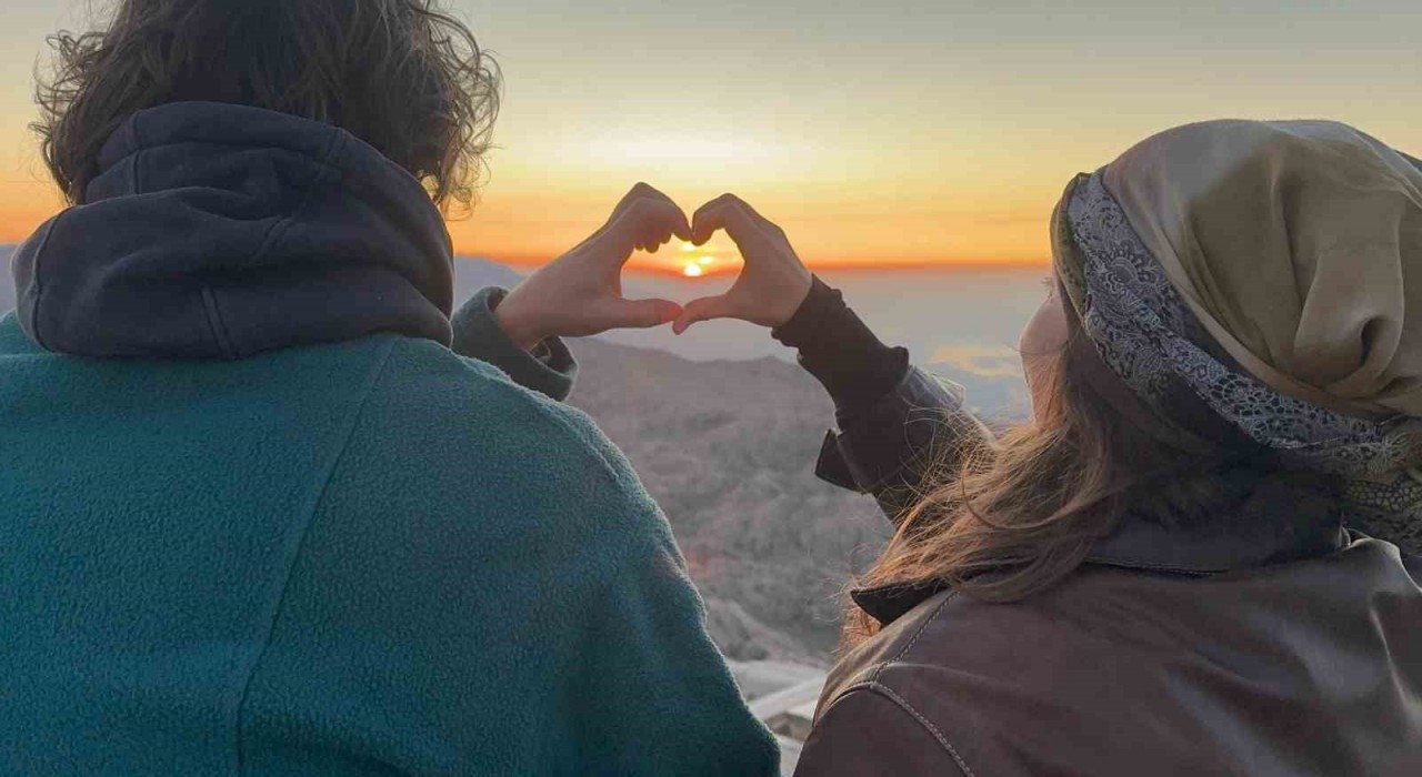 Nemrut Dağında gün doğumu hayran bırakıyor
