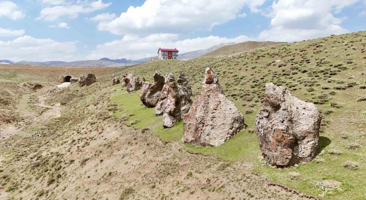 Nemrutun develeri tahrip oluyor