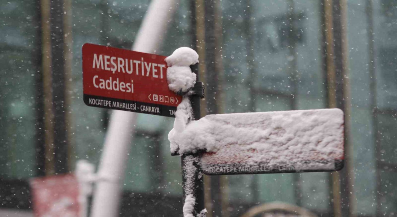 Nisan ayında gelen kar Ankaralıları sevindirdi