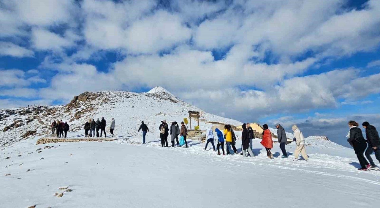 Nisan ayında Nemrutta turistlere kar sürprizi