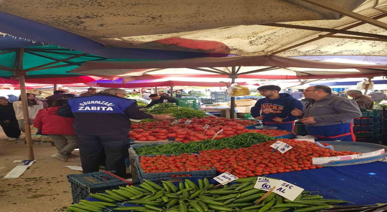Odunpazarı Belediyesi zabıta ekipleri semt pazarlarında terazi ve etiket kontrolü yaptı