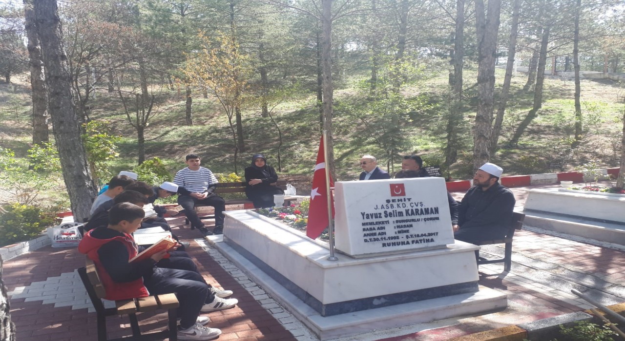 Öğrenciler helikopter kazasında şehit düşen Selim Karamanı dualarla andı
