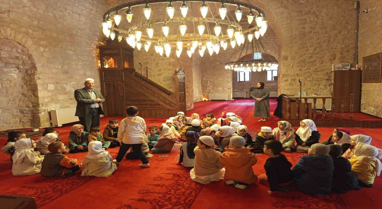 Öğrenciler tarihi Ulu Camiyi gezidi