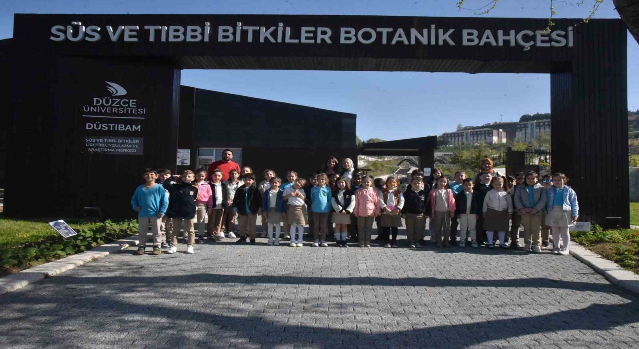 Öğrencilerinden botanik bahçesinde