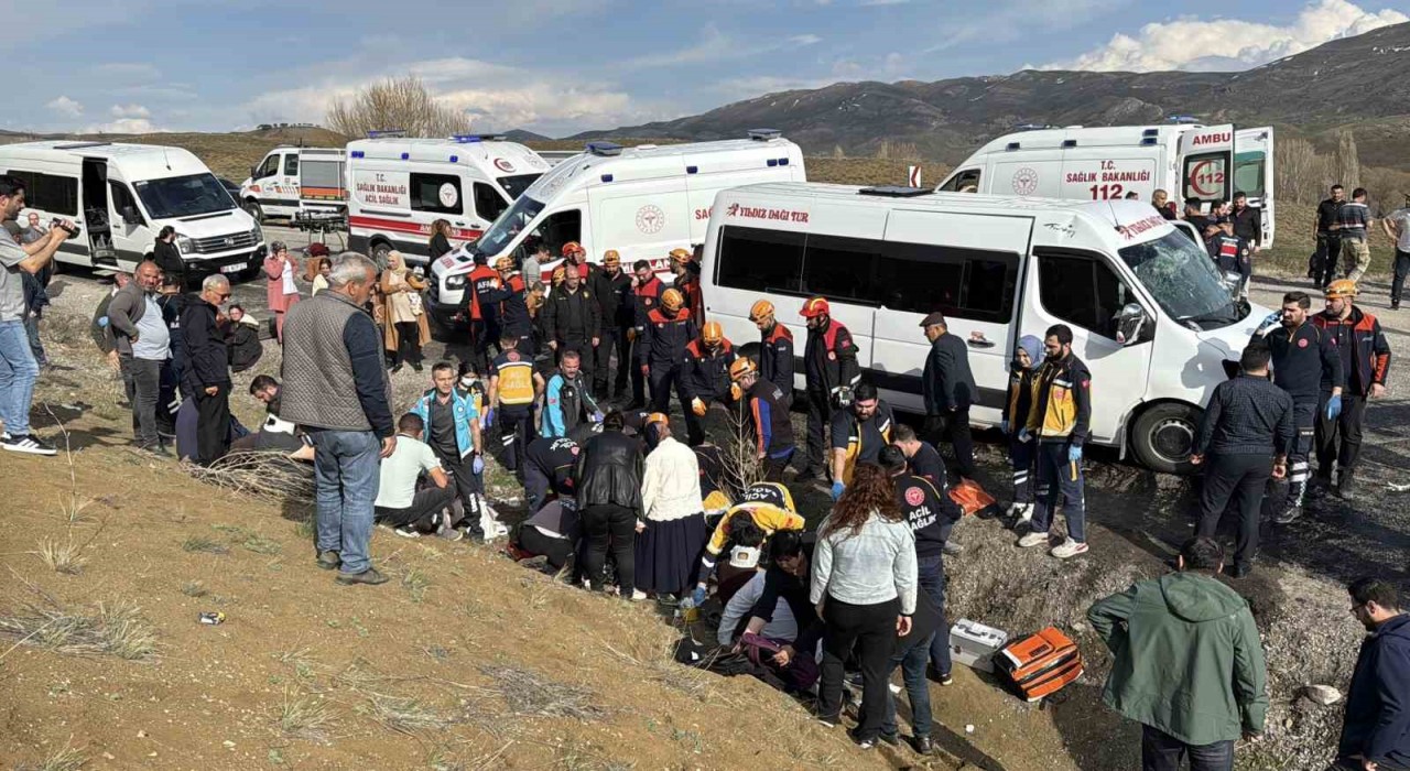 Öğretmenleri taşıyan minibüs kazaya karıştı: 3ü ağır 15 yaralı