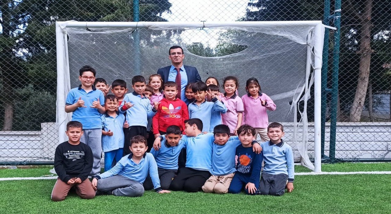 Okullarına kavuşan öğrencilerin yüzü gülüyor