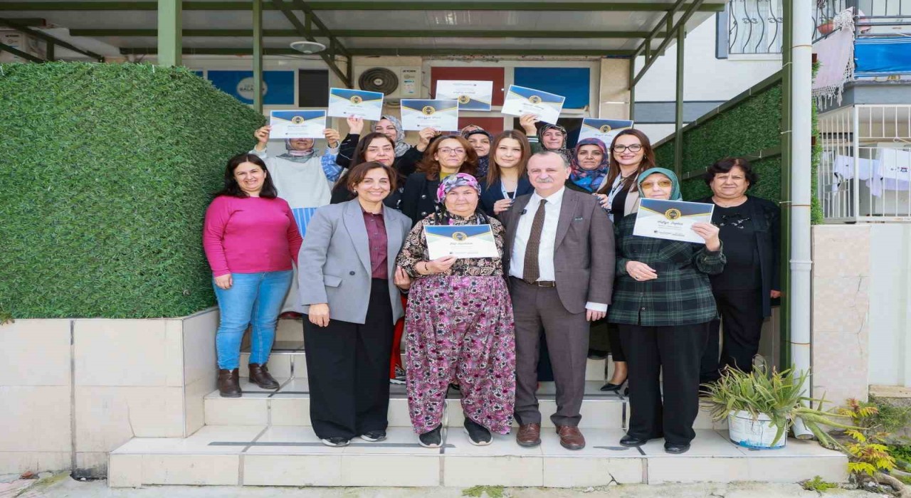 Okuma yazma kursunu tamamlayanlar belgelerini Başkan Balabandan aldı