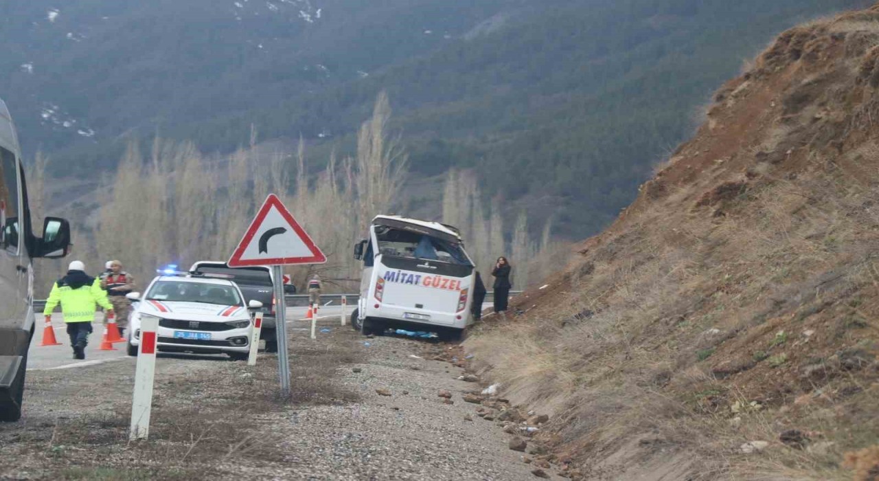Oltuda servis aracı kaza yaptı: 11 yaralı, 1 ölü