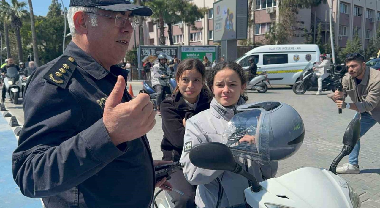 Önce ceza kestiler, sonra kask hediye ettiler