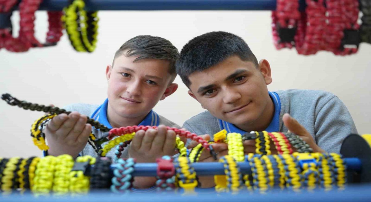 Önce kendisi öğrendi sonra arkadaşlarına öğretti: Bayburtta lise öğrencileri rengârenk bileklikler üretiyor