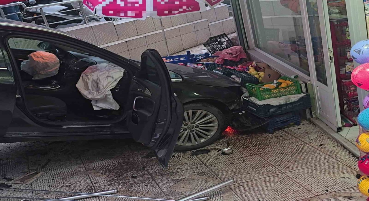 Orduda faciadan dönüldü: Kazaya karışan otomobil markete daldı