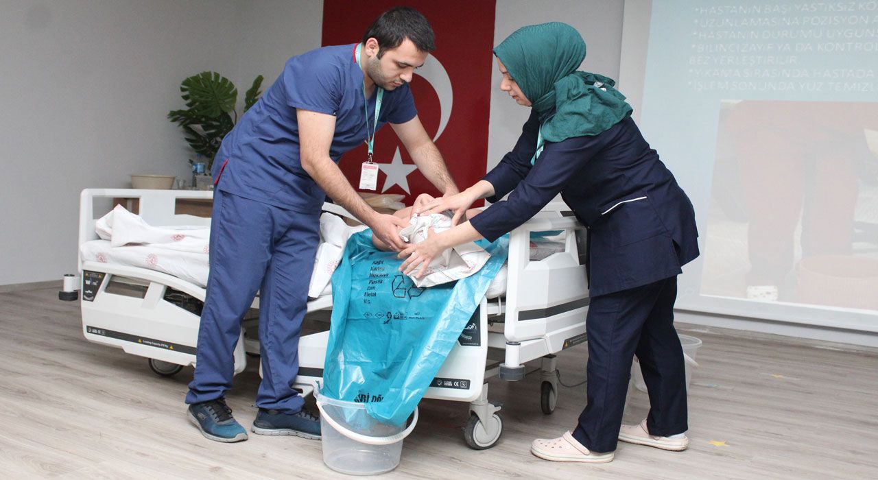 Osmaniye Devlet Hastanesi'nde Yatağa Bağımlı Hasta Yakınlarına Eğitim Verildi