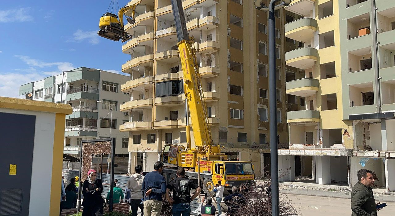 Osmaniye’de Depremde Hasar Gören 12 Katlı Bina Üstten Aşağıya Yıkılıyor