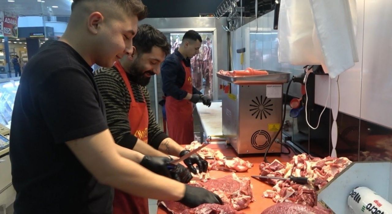 Osmaniye’de Kasap ve Sadık Köpeğin Dostluğu: Her Gün Yavrularına Et Götürüyor