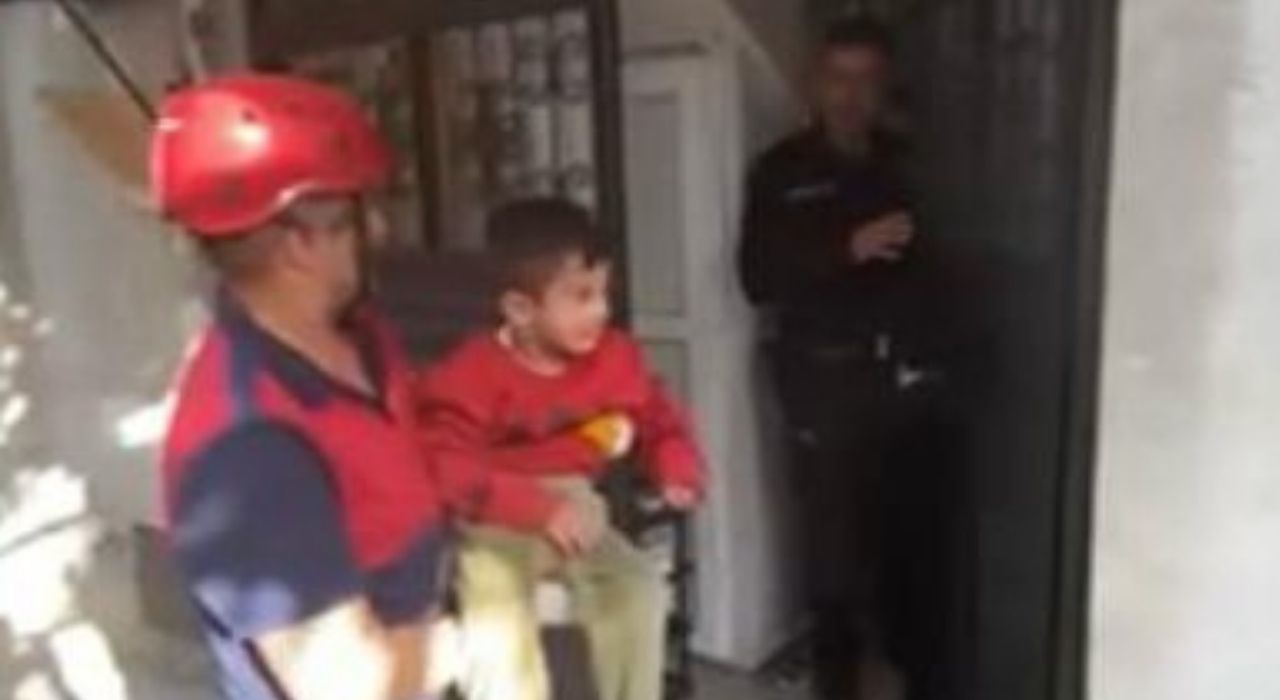 Osmaniye'de Kilitli Kalan Çocuğu İtfaiye Balkondan Kurtardı
