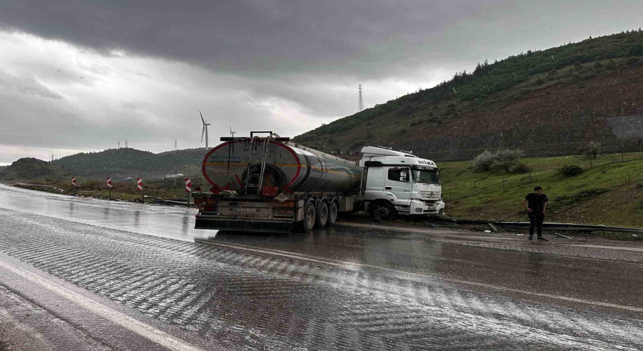 Osmaniyede kontrolden çıkan tanker bariyerlere çarptı
