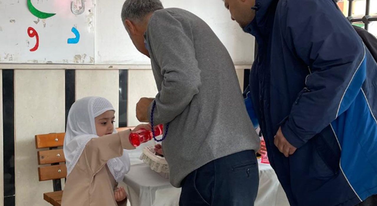 Osmaniye’de Minikler, Cuma Namazı Sonrası Hurma ve Gül Suyu İkram Ettiler