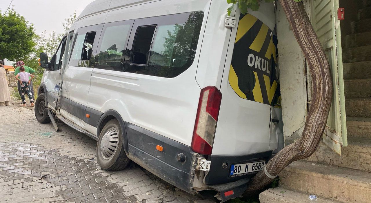 Osmaniye’de Okul Servisi ile Otomobil Çarpıştı: 9’u Öğrenci 11 Yaralı