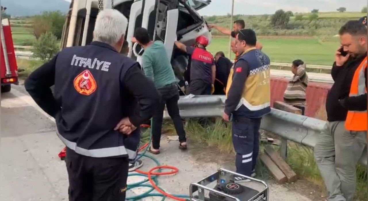 Osmaniyede tır şarampole devrildi: 1 ölü