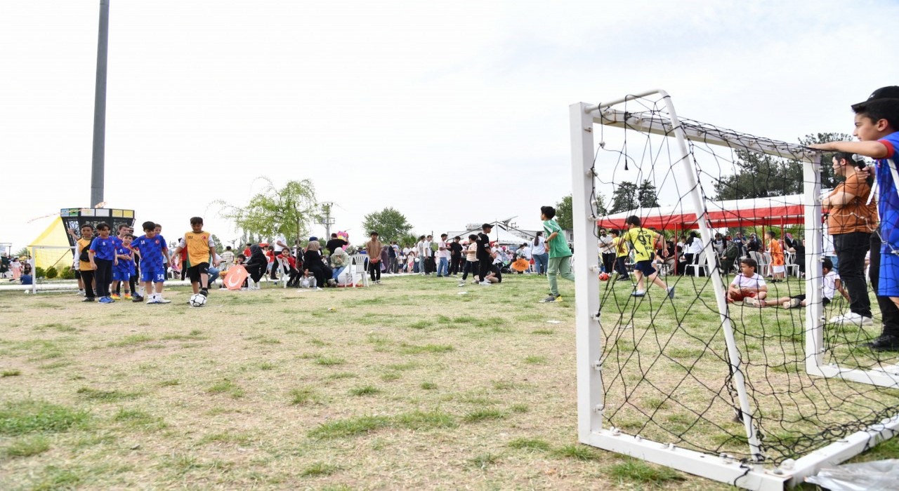 Osmaniyede uçurtmalar semaları süsledi