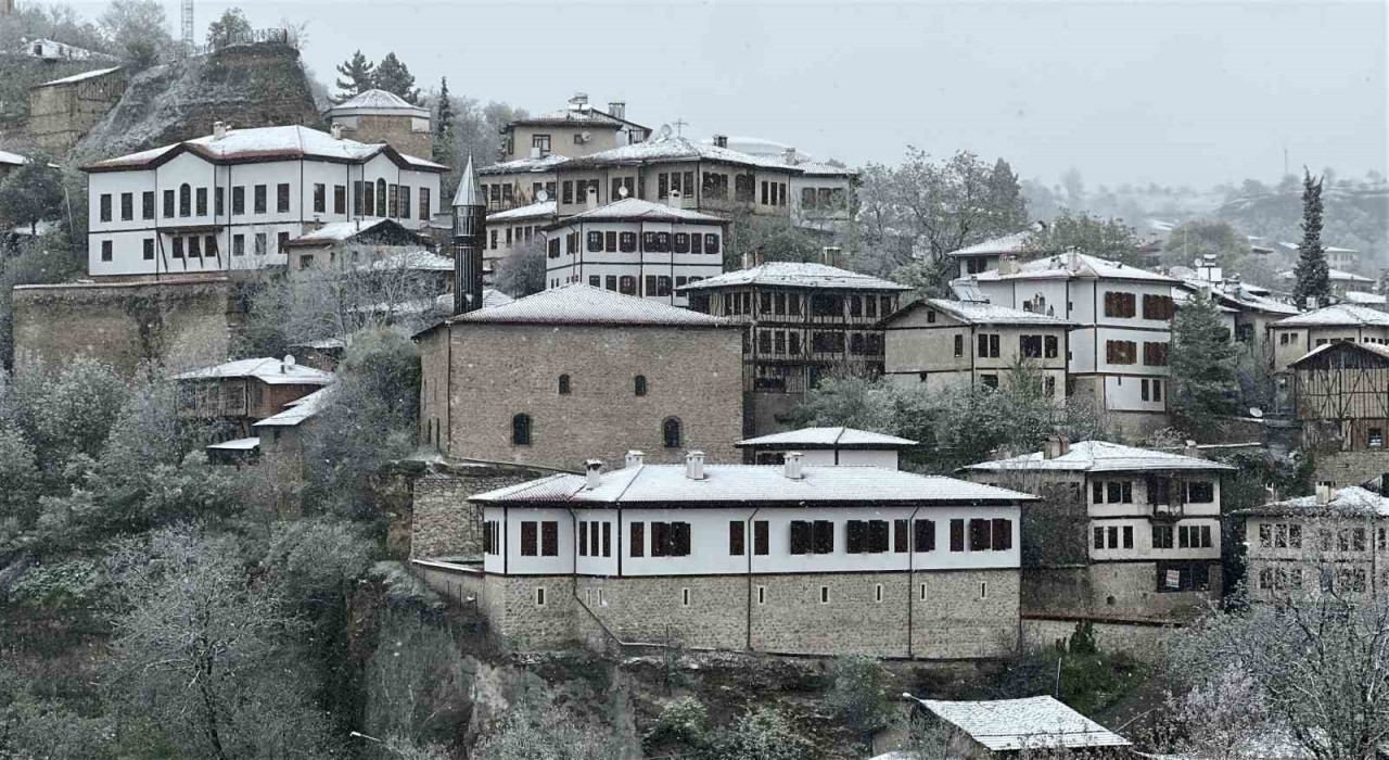 Osmanlı şehri Safranbolunun tarihi yapıları Nisan ayında beyaza büründü