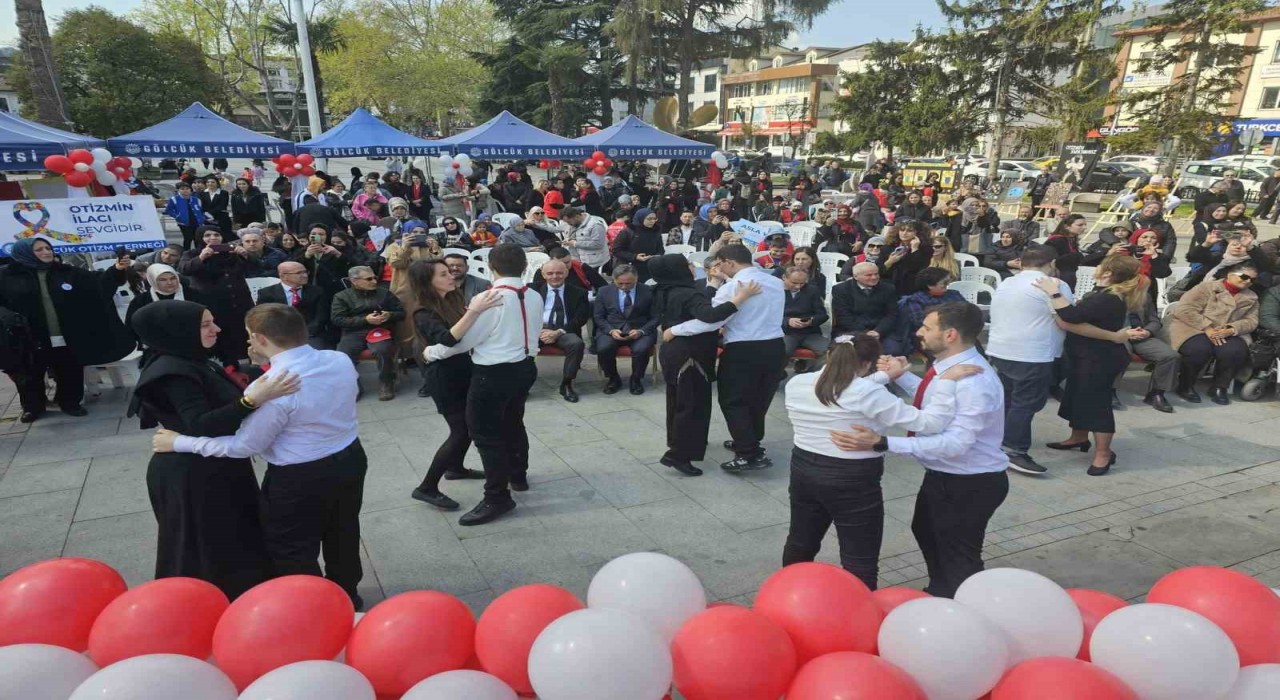 Otizm Farkındalık Günü Gölcükte renkli görüntülere sahne oldu