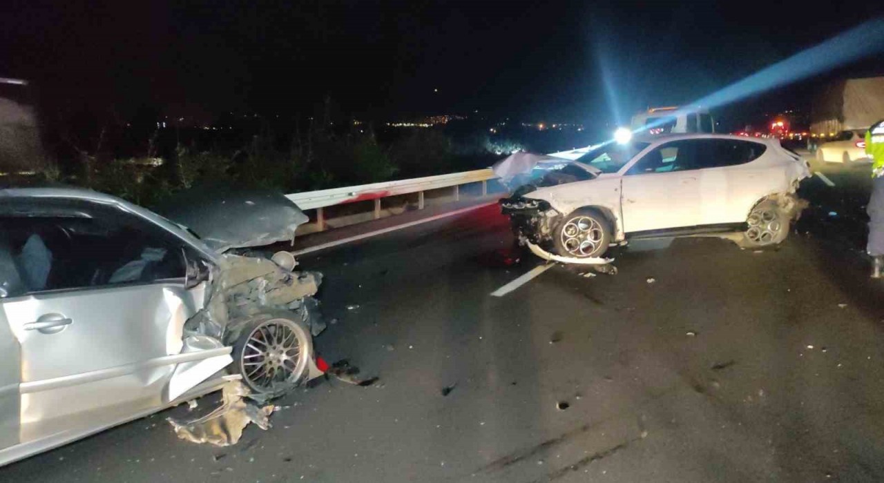 Otobanda 4 araç çarpıştı: 1 ölü, 7 yaralı