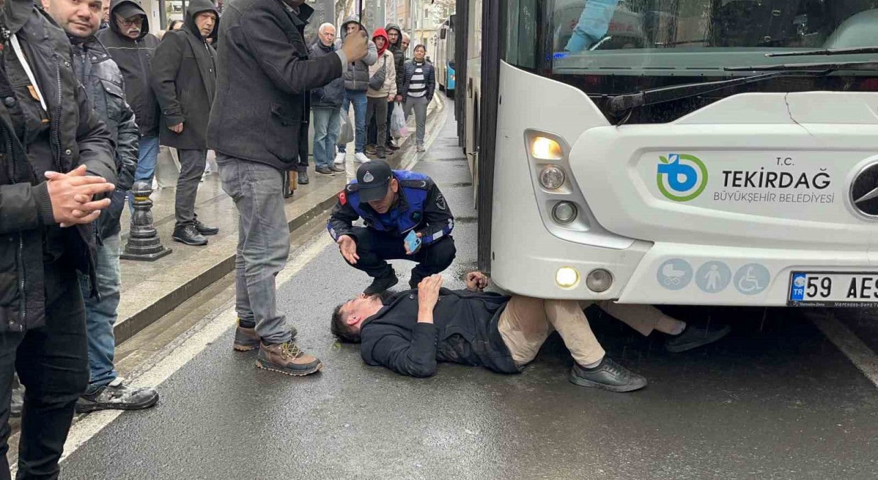 Otobüsün önüne atlayan şahıs yürekleri ağza getirdi