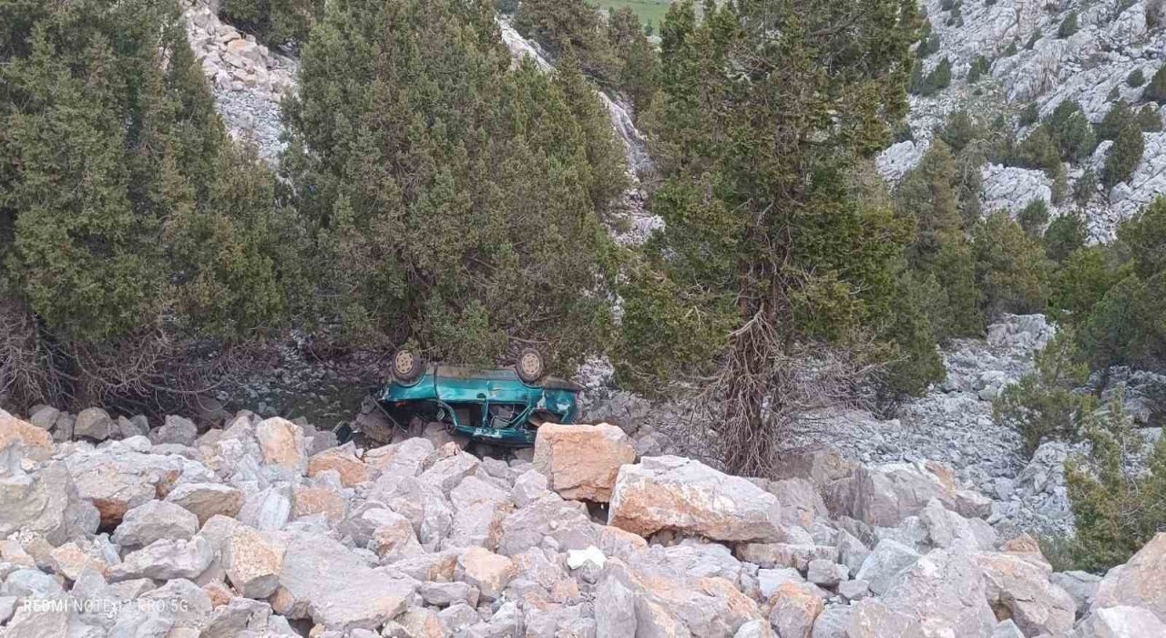 Otomobil dağ yolunda uçuruma yuvarlandı: 5 yaralı