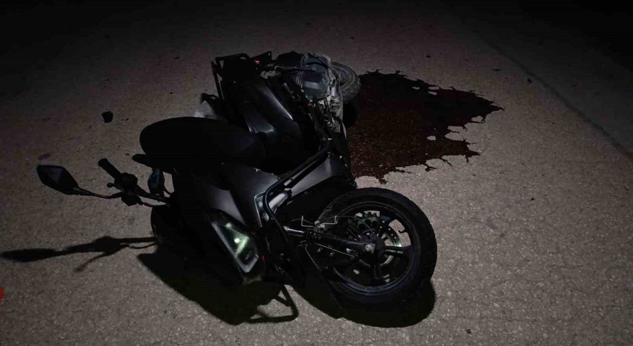 Otomobil ile motosiklet kafa kafaya çarpıştı: 1i ağır 2 yaralı