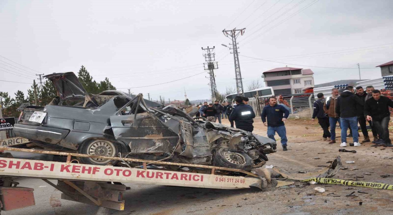 Otomobil kağıt gibi ezildi: 3 ölü, 3 yaralı