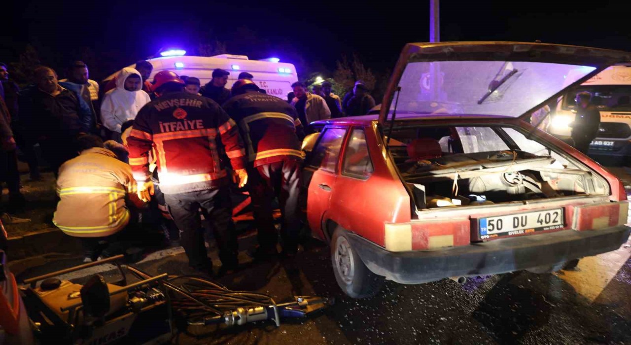 Otomobil kırmızı ışıkta bekleyen araca çarptı: 2 yaralı