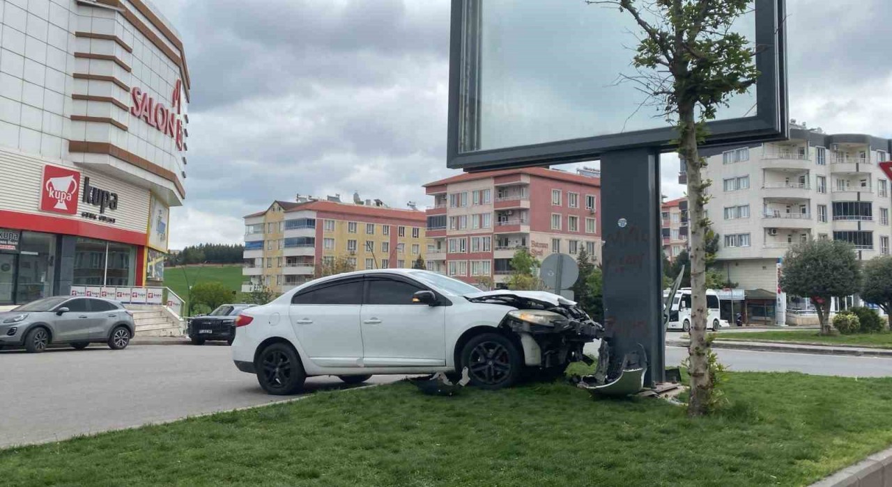 Otomobil reklam panosuna çarptı, sürücü kazayı yara almadan atlattı