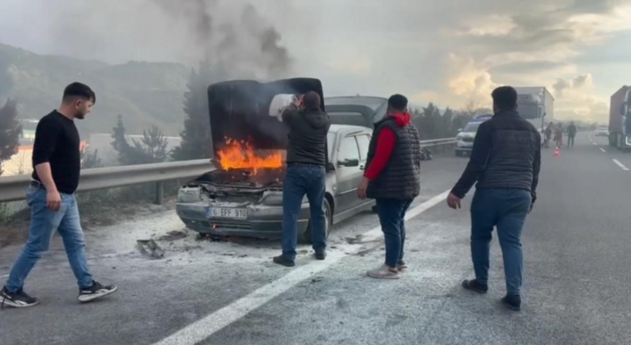 Otomobilde çıkan yangını vatandaşlar ve jandarma söndürdü