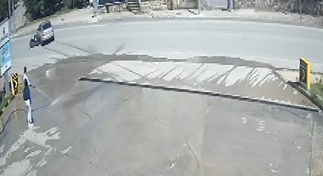 Otomobille çarpışan motosikletin şoka giren sürücüsü: Ben birine mi çarptım