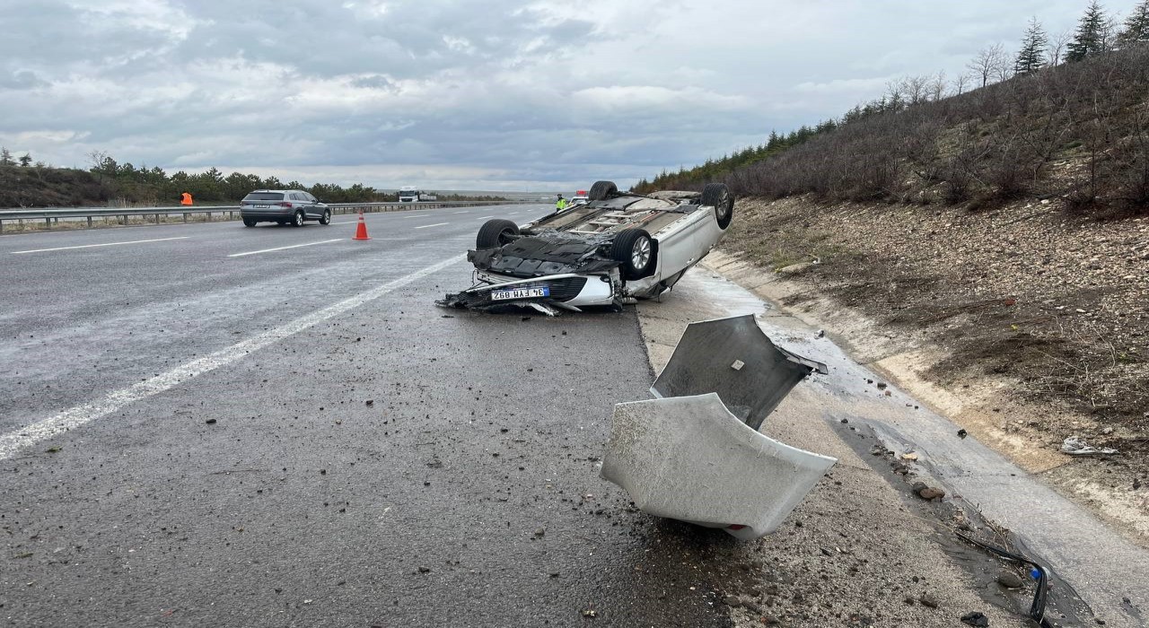 Otoyolda 9 araç kaza yaptı, 2 kişi yaralandı