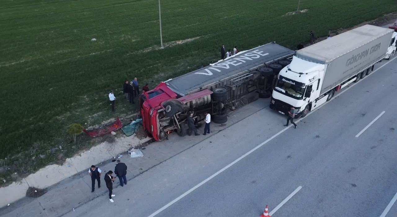 (ÖZEL) Mandalina yüklü tır devrildi, 2 kişi yaralandı