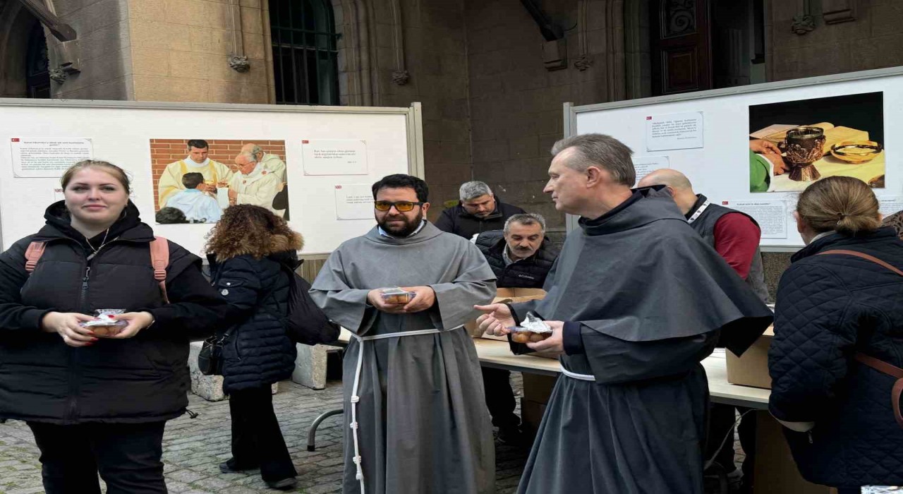 Papa Franciscus için St. Antuan Kilisesinde lokma dağıtıldı