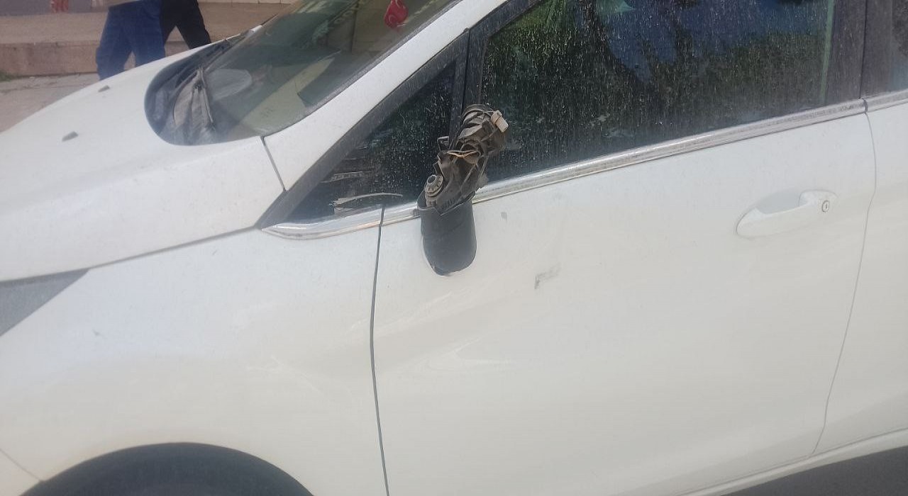 Park halindeki otomobili tekmeleyip aynasını kırdı