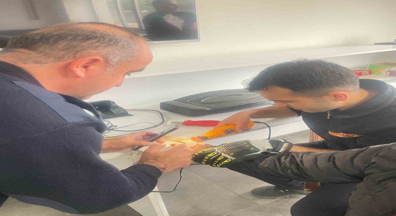 Parmağında sıkışan yüzük spiralle kesilerek çıkartıldı