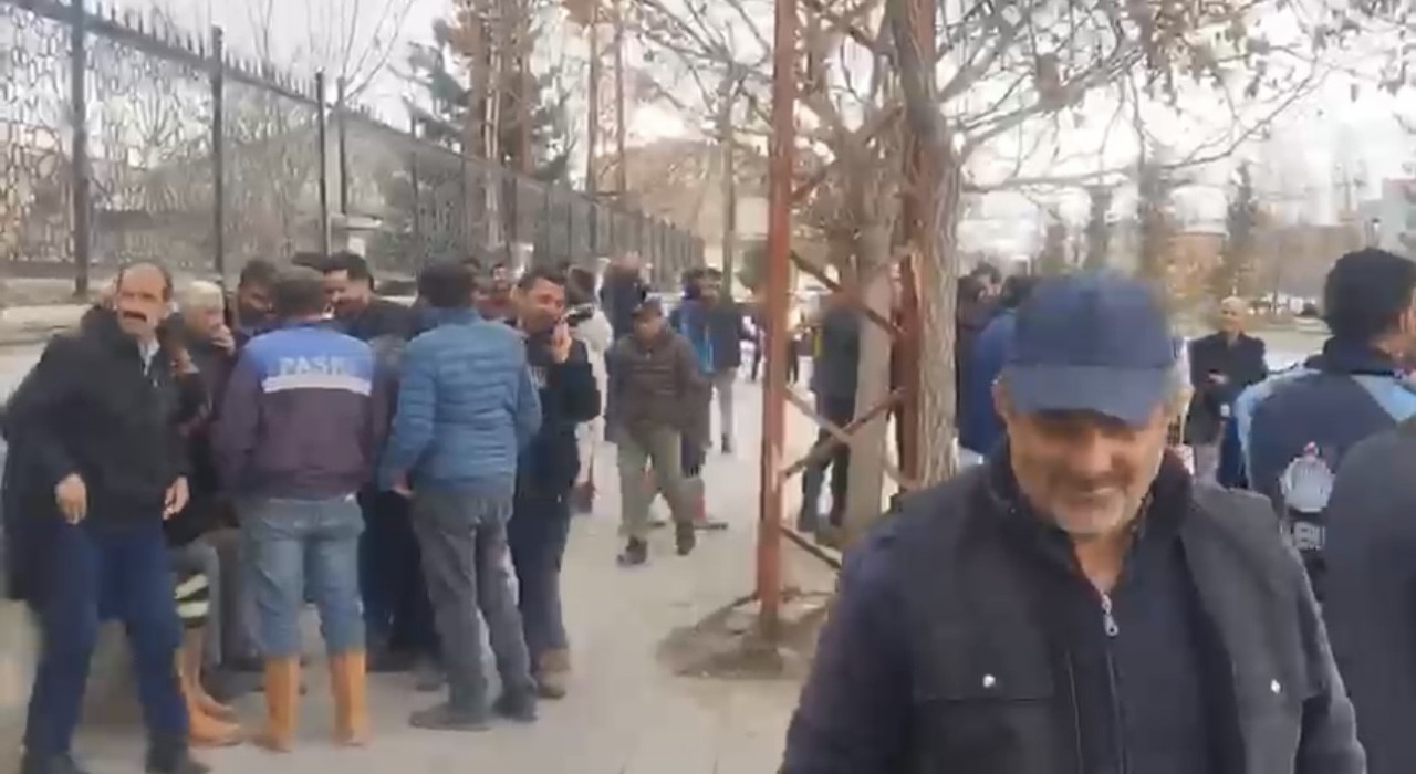 Patnos Belediyesi işçileri ödenmeyen maaşlara karşı ses yükseltti