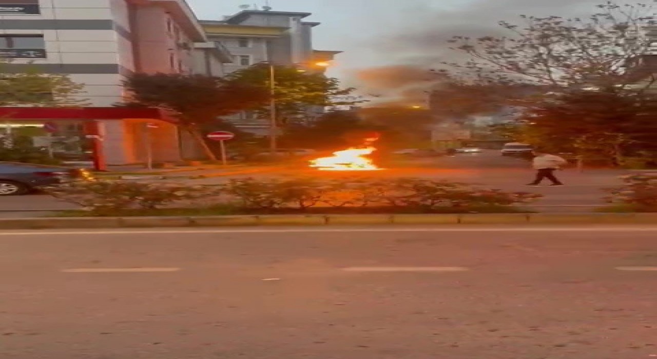 Pendikte alev alan otomobil bomba gibi patladı