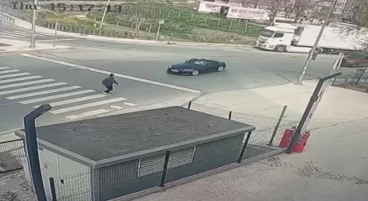 Pendikte bir sürücü, yaya geçidindeki kişinin üzerine otomobilini sürdü