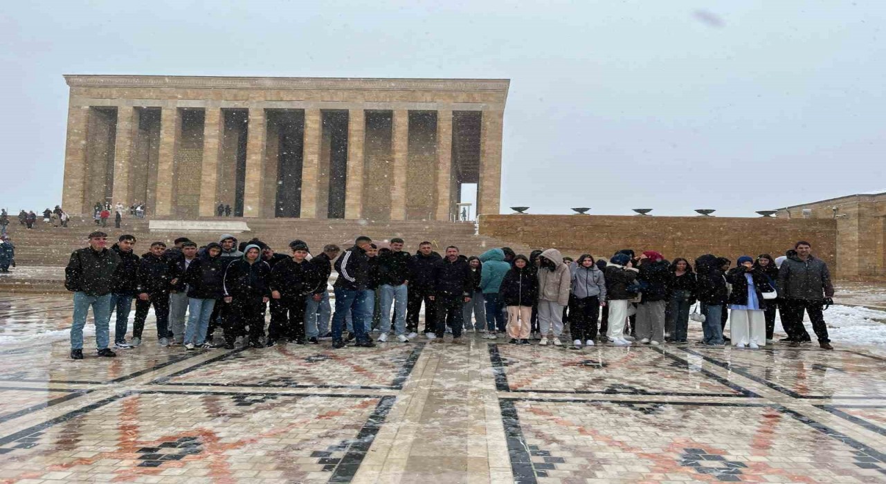 Pertekli öğrenciler Anıtkabiri gezdi