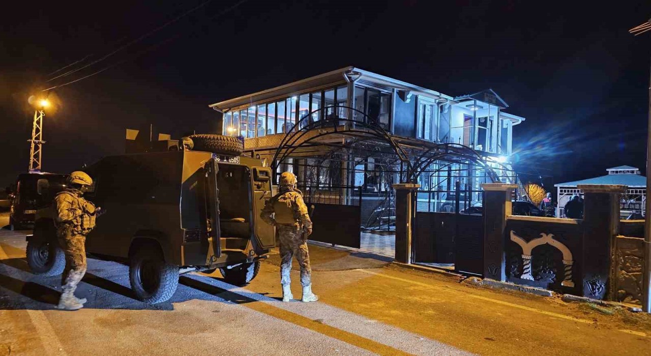 Polise silah gösteren şahsı yakalamak için operasyon düzenlendi