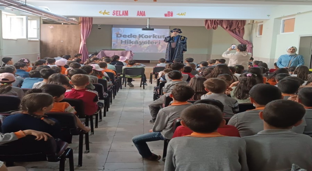 Prof. Dr. Mehmet Ekizden öğrencilere Dede Korkutla milli değerler dersi