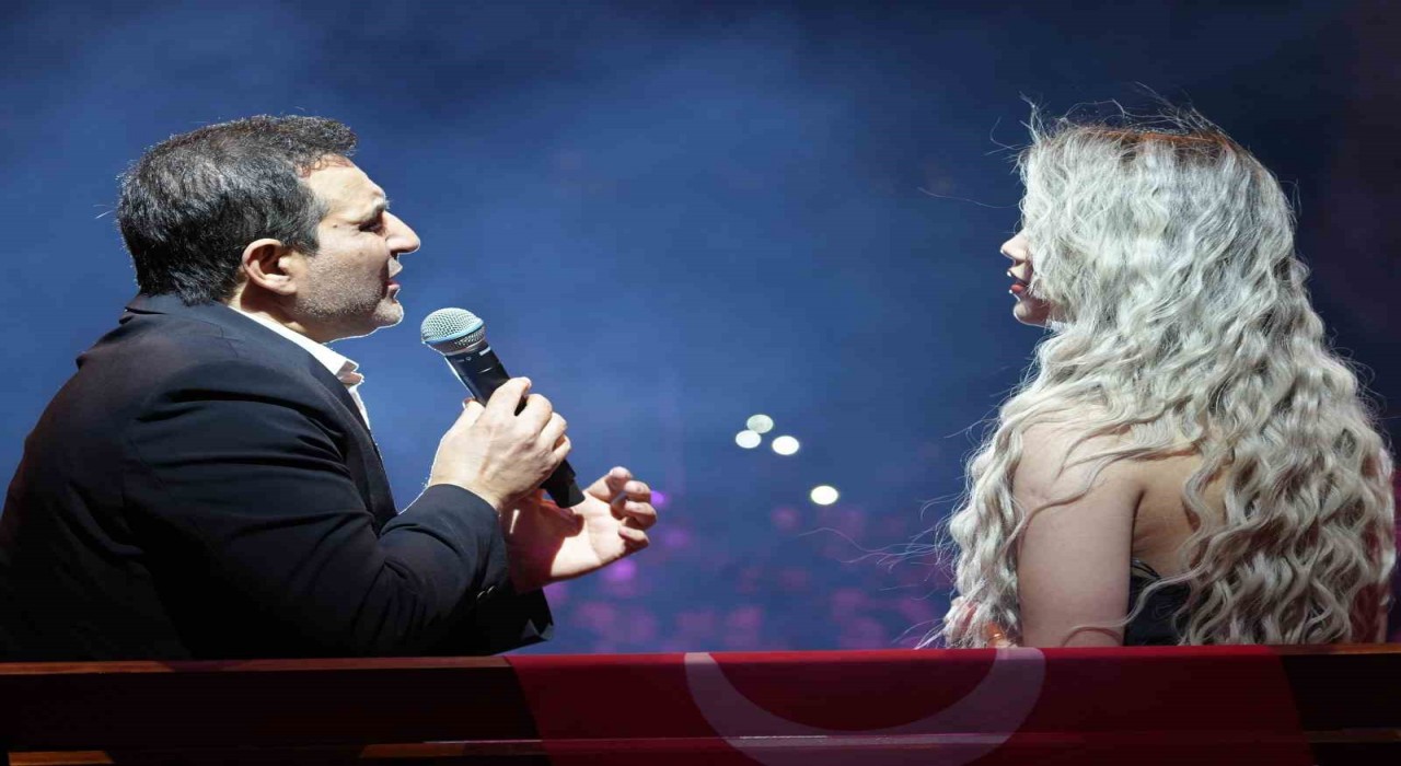 Rafet El Romandan Kırıkkalede unutulmaz 23 Nisan konseri: Binlerce kişi meydana akın etti