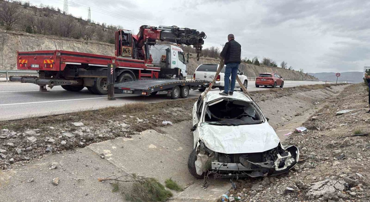 Refüje giren otomobilde 4 kişi yaralandı