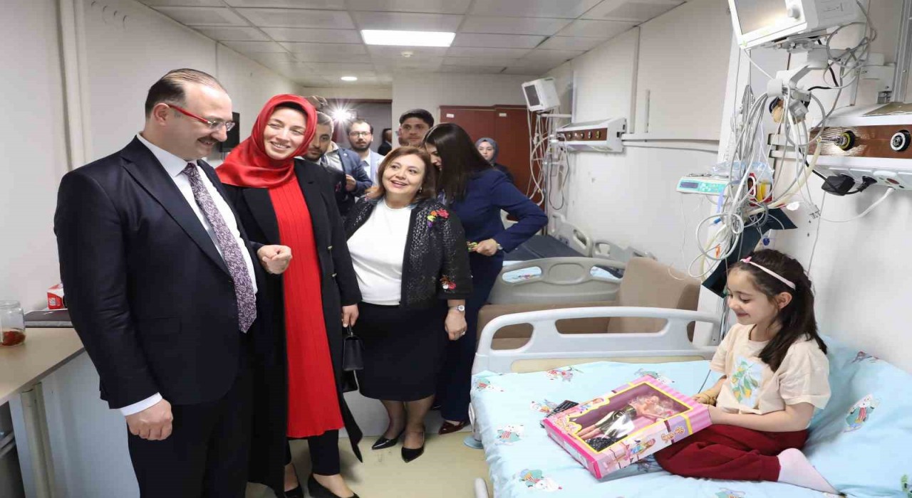 Rektör Ahmet Hacımüftüoğlu ile eşinden anlamlı bayram ziyareti