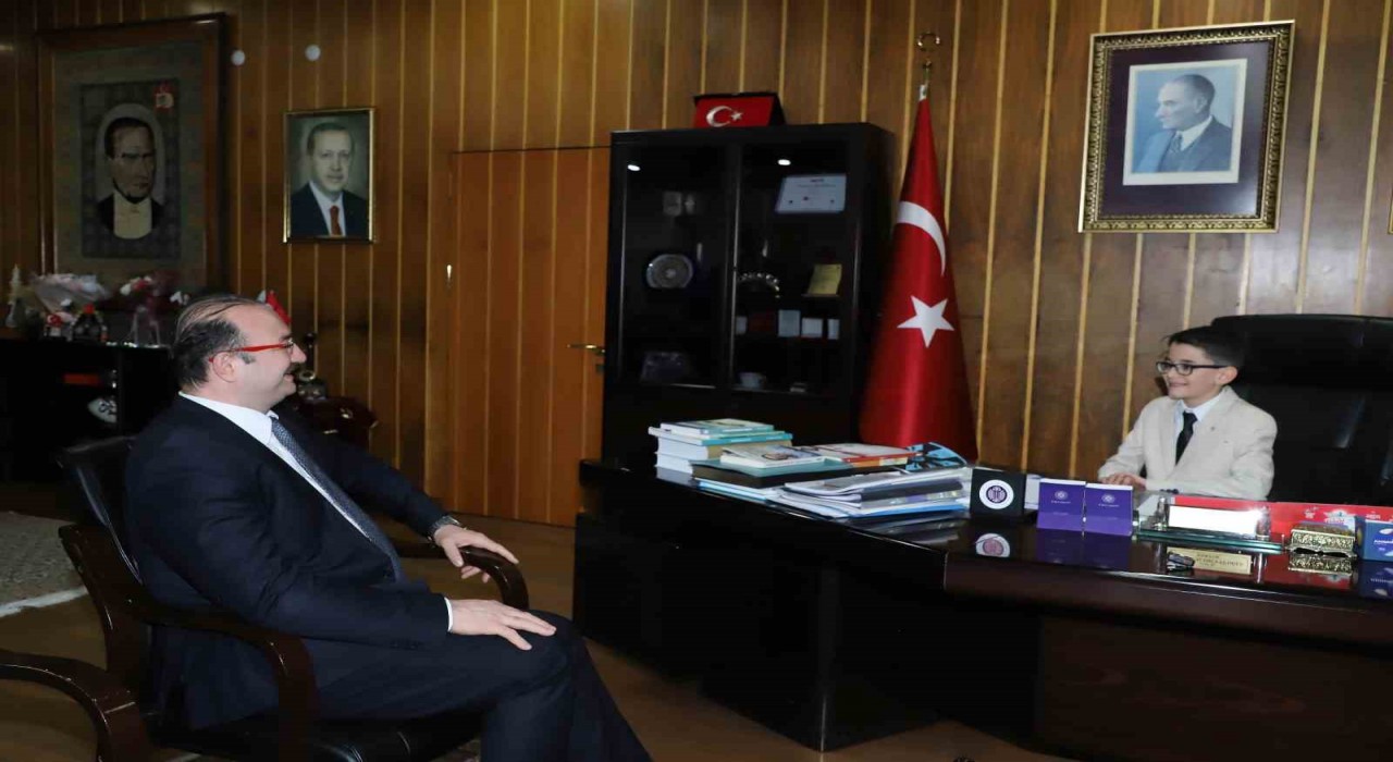 Rektörlük koltuğu 23 Nisanda minik rektöre emanet